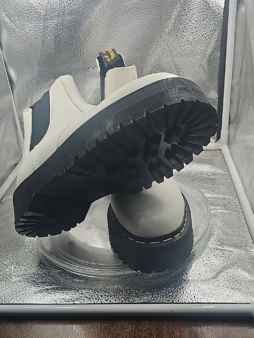 P Dr. Martens White Leather Softy-T 2976 Chelsea Boots New W/O tags Black Sole - Picture 4 of 14
